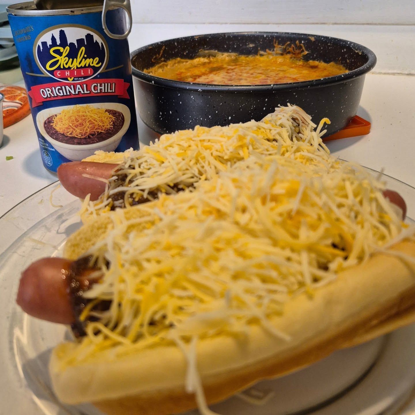 In the words of the iconic Patty Duke, A
HOT DOG MAKES ME LOSE CONTROL. Thank you @hotdogharvofficial for inspiring @bettercallsauce to surprise me with a full @officialskylinechili spread.